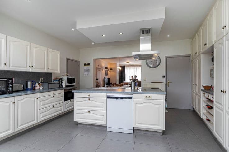 Ruime woning (191 m²) met 4 slaapkamers, magazijn en tuin (1