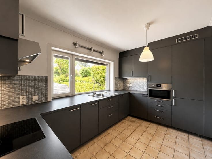 Te koop, solide eigendom met tuin, carport en garage
