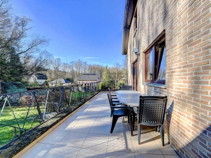Ideally located family home with garage and garden!