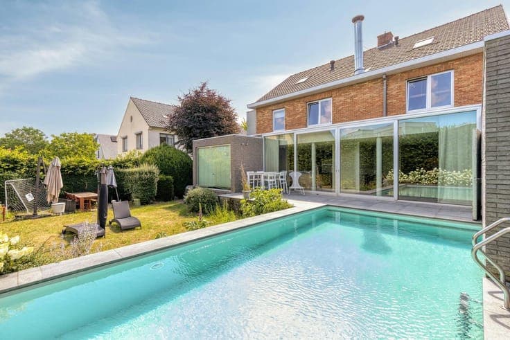 Spacious villa for sale near Bruges center with 6 bedrooms