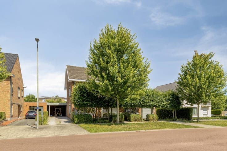 Spacious villa for sale near Bruges center with 6 bedrooms