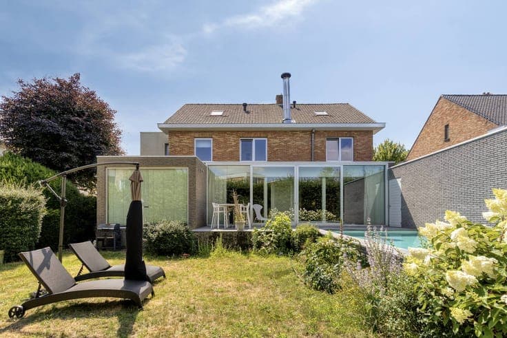 Spacious villa for sale near Bruges center with 6 bedrooms