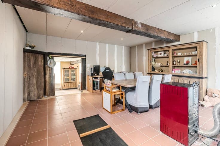 Spacious semi-detached home with large garden