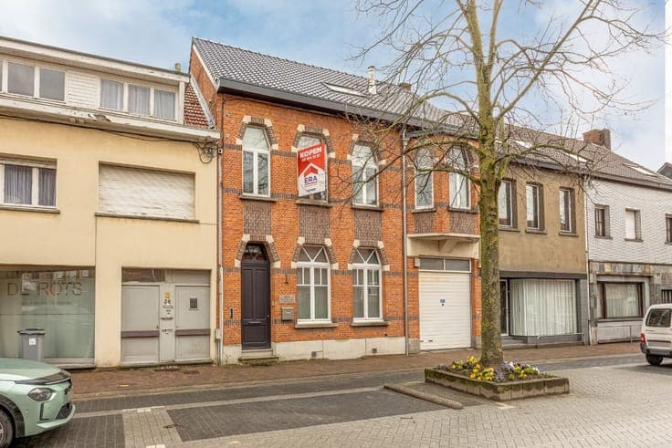 Ruim instapklaar herenhuis met tuin en carports
