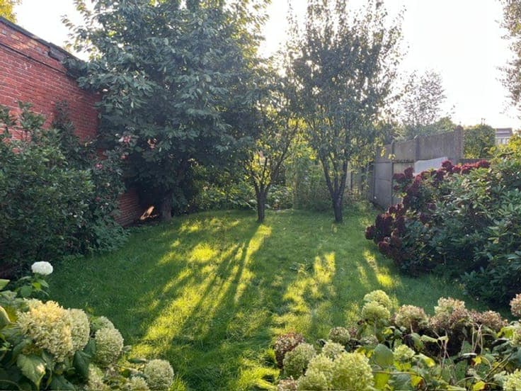 Ruim instapklaar herenhuis met tuin en carports