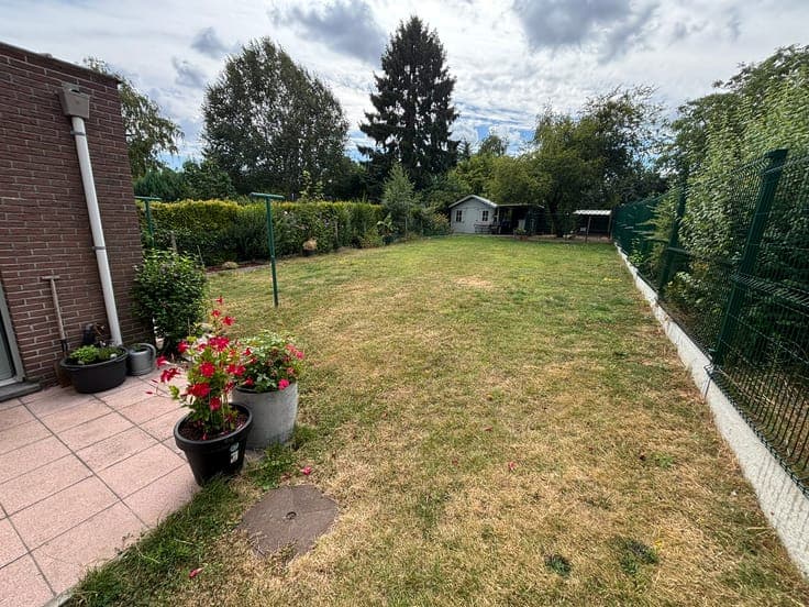 Spacious, ready-to-move-in 3 façade house with garden
