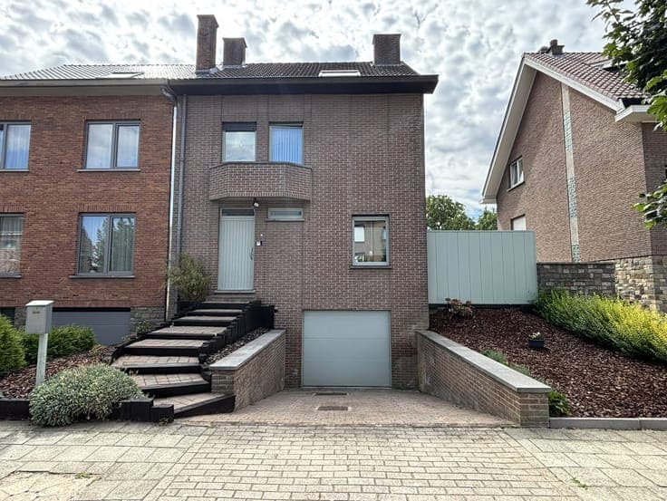 Spacious, ready-to-move-in 3 façade house with garden