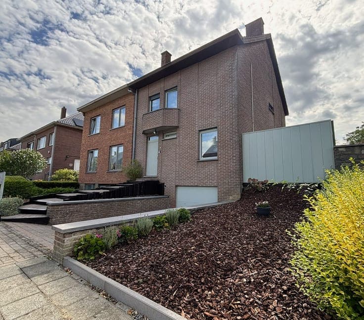 Spacious, ready-to-move-in 3 façade house with garden