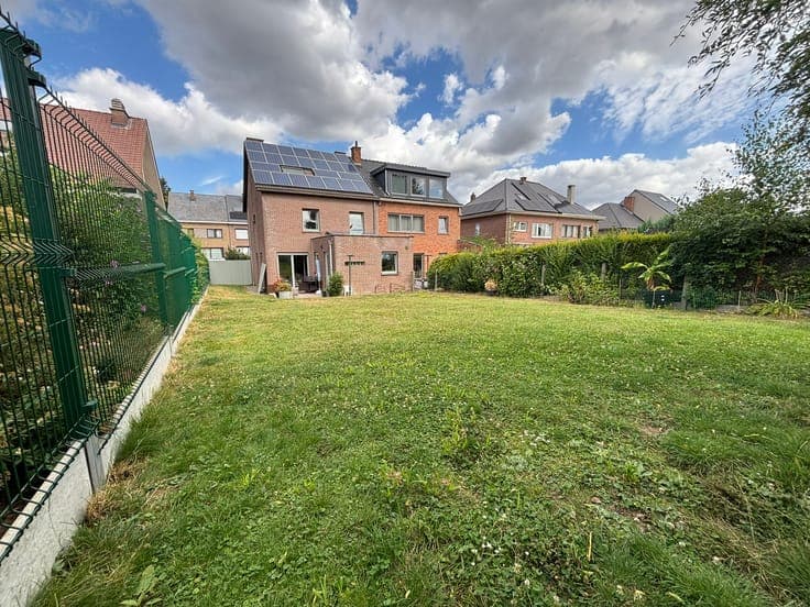 Spacious, ready-to-move-in 3 façade house with garden