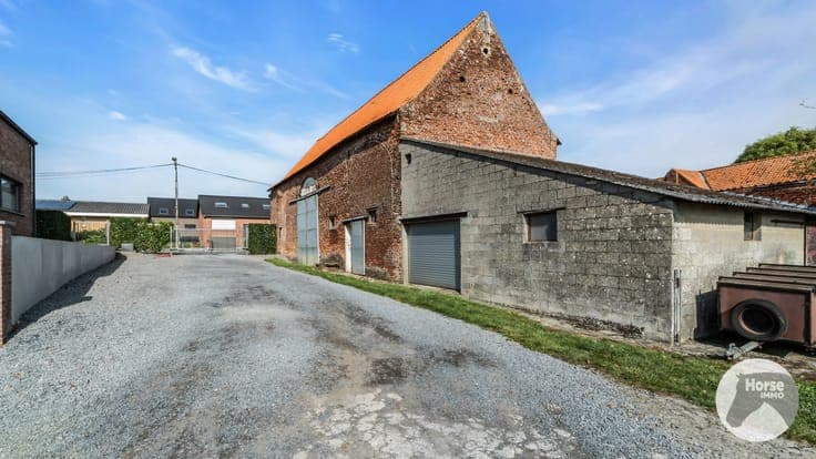 FRASNES - Te renoveren U-hoeve op 2,5HA