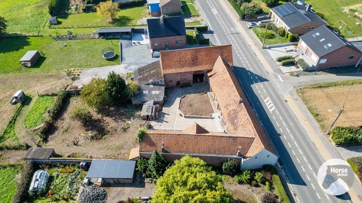 FRASNES - Te renoveren U-hoeve op 2,5HA