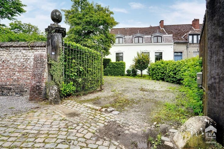 CHARMING PERIOD HOUSE IN THE CENTRE OF MARBAIS