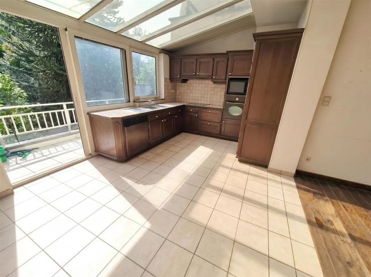 Big House 4 Bedrooms to renovate, Liège, 300m² Living space