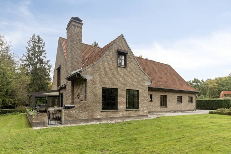 Spacious villa with private forest and huge potential in Aal