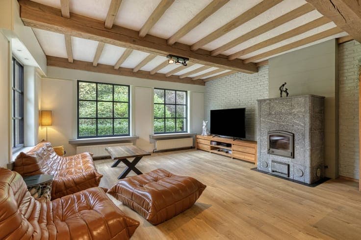 Spacious villa with private forest and huge potential in Aal