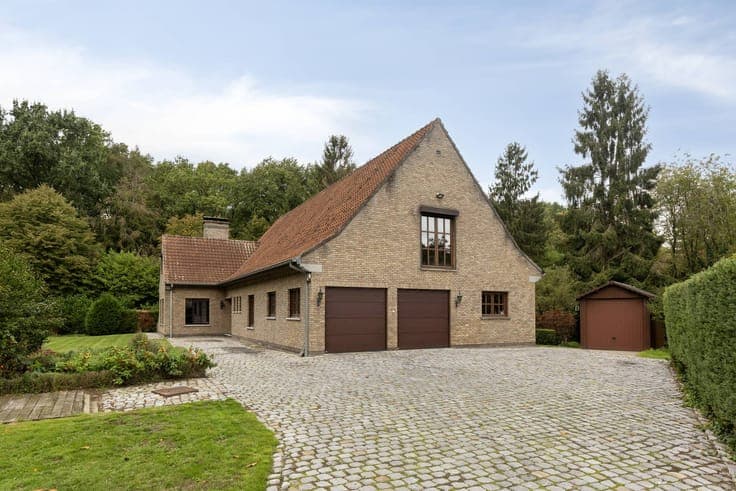Spacious villa with private forest and huge potential in Aal