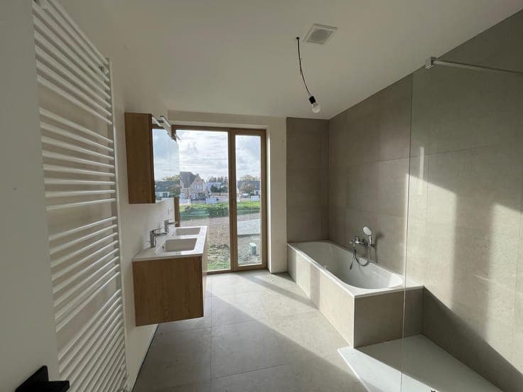 Neat semi-detached house, 3-5 bedrooms, garden, carport, 6%