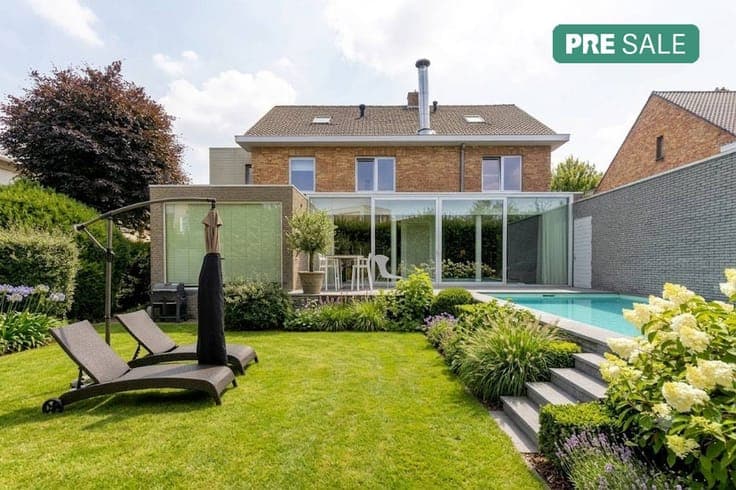 Spacious villa for sale near Bruges center with 6 bedrooms