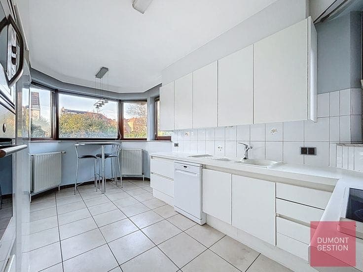 Comfort, space, and brightness: 4-bedroom, 3-side house wit…