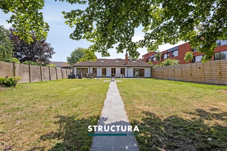 Prachtige woning met ruime loods