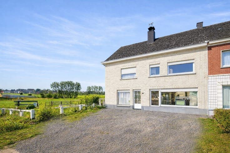 Te koop, polyvalent handelshuis met woonst en garage te B...