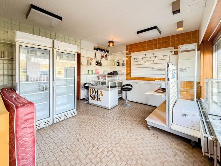 Te koop, polyvalent handelshuis met woonst en garage te B...