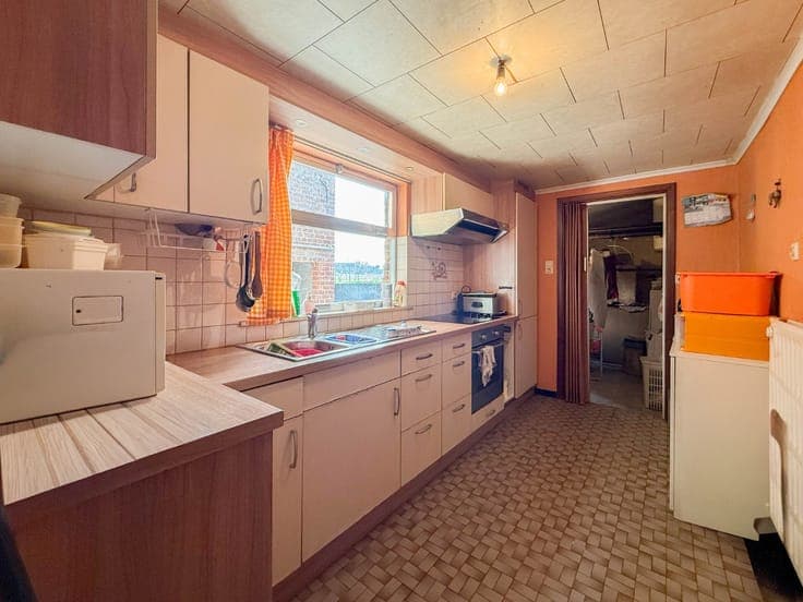 Te koop, polyvalent handelshuis met woonst en garage te B...