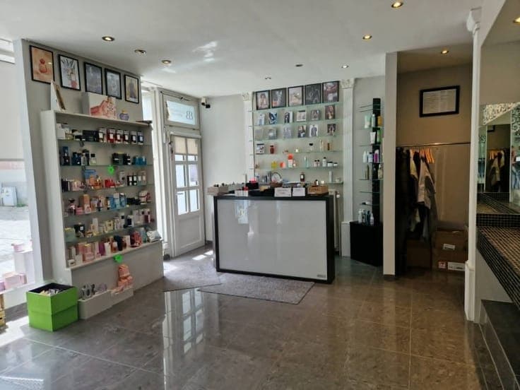 Very nice business house with living quarters