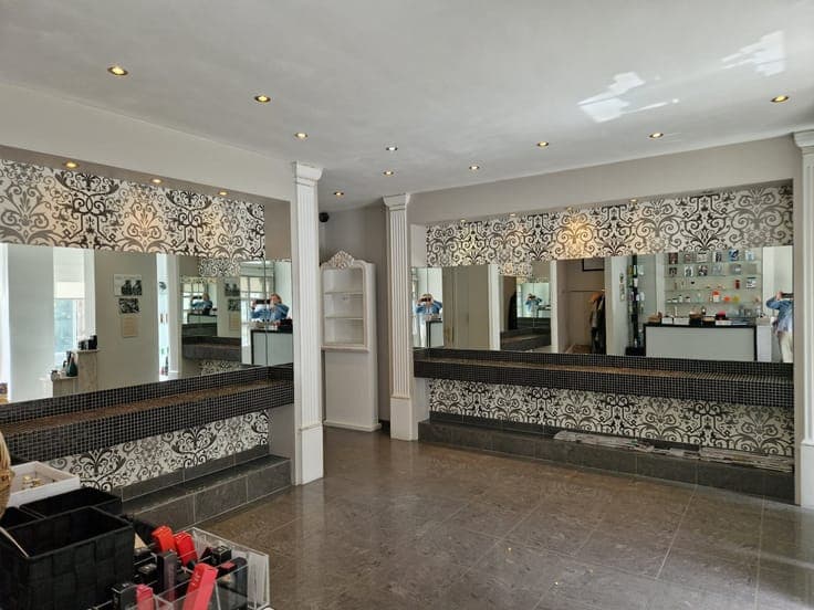 Very nice business house with living quarters