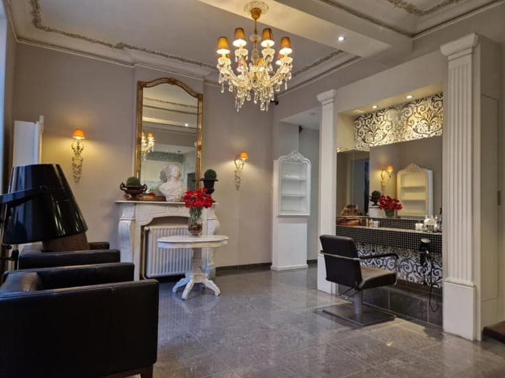 Very nice business house with living quarters