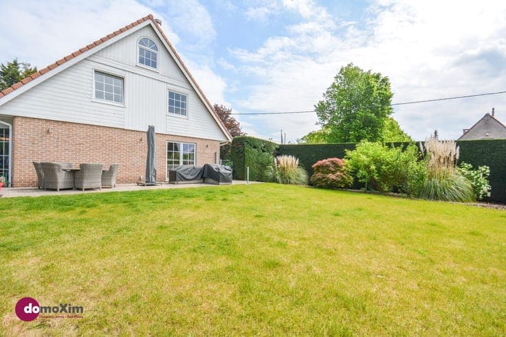 Spacious modern open building in quiet residential area in E