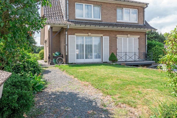 Spacious 3-bedroom villa with beautiful views in Dilbeek