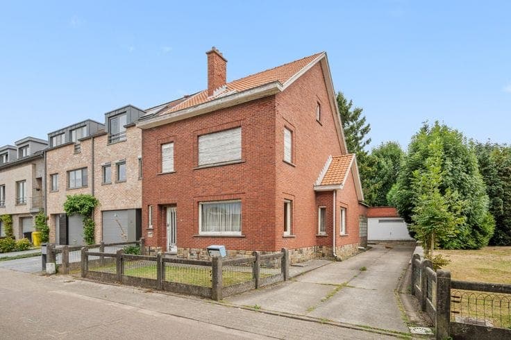 Quietly located house with 3 bedrooms in need of modernisat…