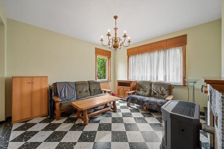 Quietly located house with 3 bedrooms in need of modernisat…