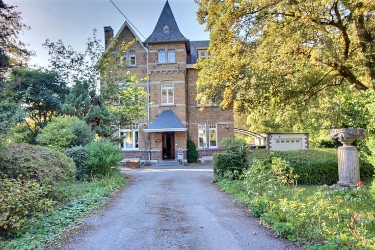10 km from Huy, a stately home set on 47 ares