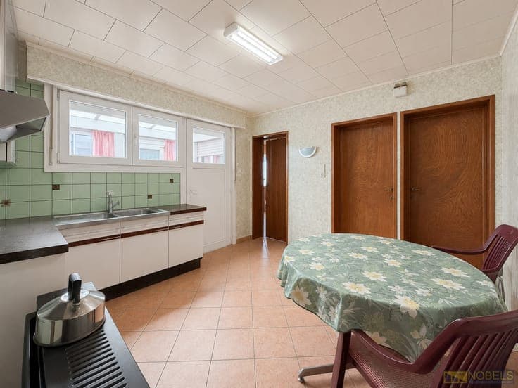 Te koop, Te renoveren halfopen bebouwing met garage op ru...