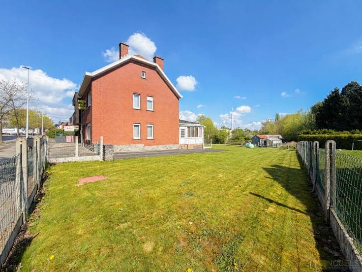 Te koop, Te renoveren halfopen bebouwing met garage op ru...