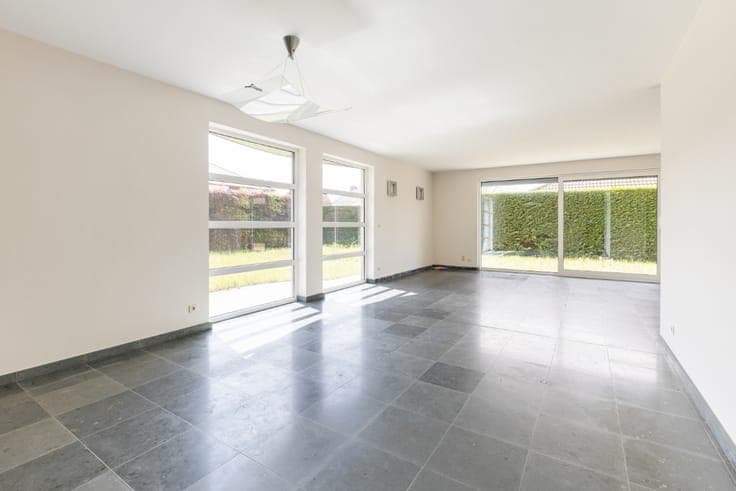 Move-in ready home bordering the forest in De Panne.
