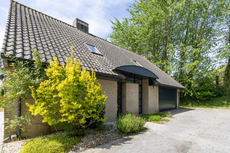 Move-in ready home bordering the forest in De Panne.