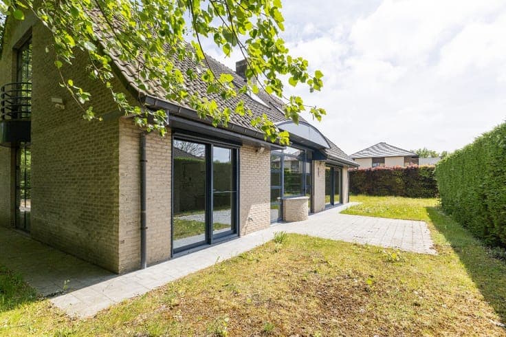Move-in ready home bordering the forest in De Panne.