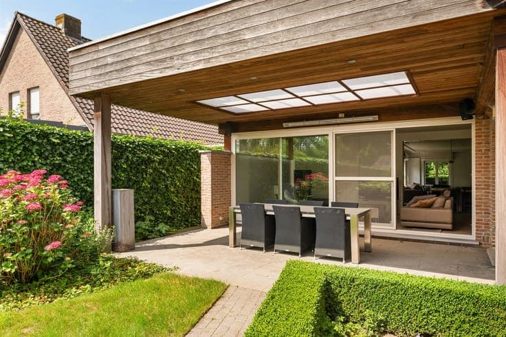 Exclusive property with a beautiful garden in Wielsbeke