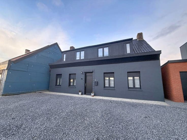 Beautiful 3-bedroom house with garden and parking in Molenba