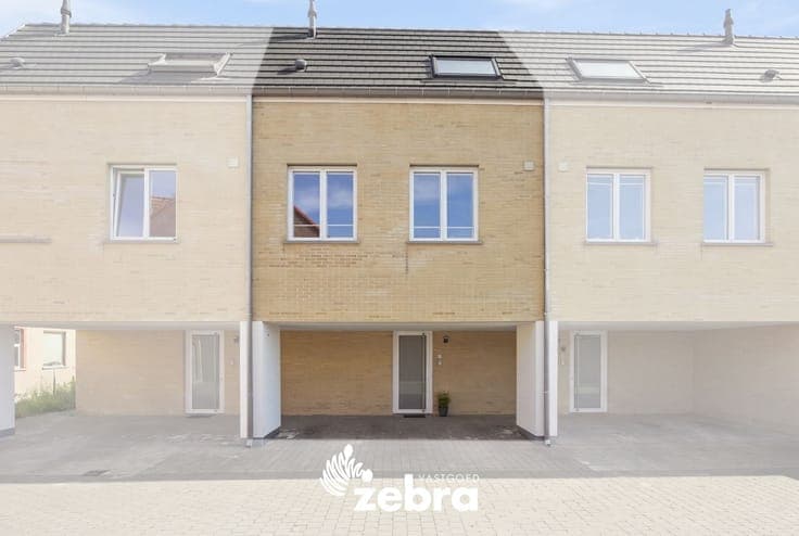 Lichtrijke bel-etage met terras en ruime garage in Assebr...