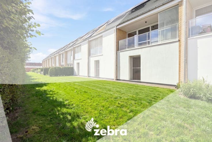 Lichtrijke bel-etage met terras en ruime garage in Assebr...