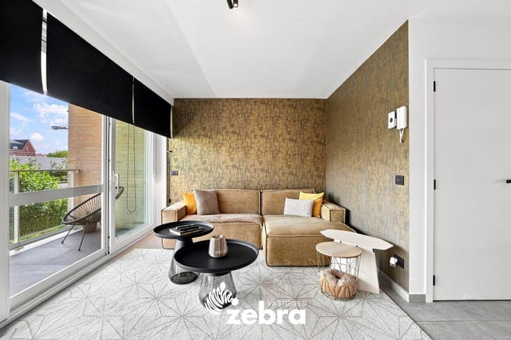 Lichtrijke bel-etage met terras en ruime garage in Assebr...