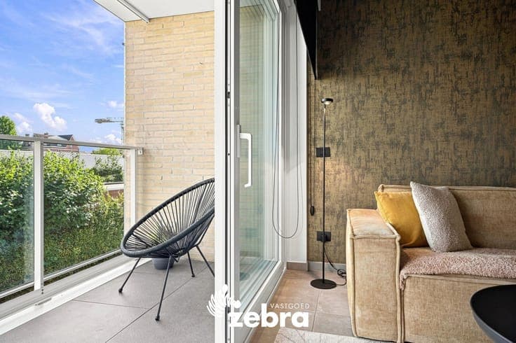 Lichtrijke bel-etage met terras en ruime garage in Assebr...