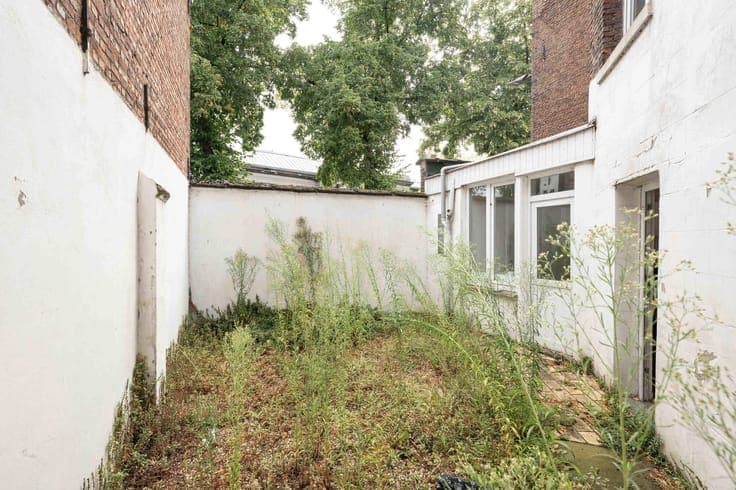 Renovation project with tons of potential on prime location!