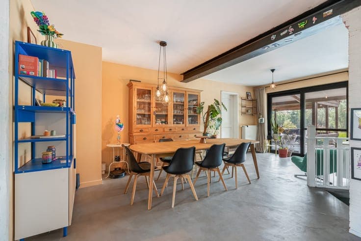 Very spacious, ready-to-move-in family home with a pleasant