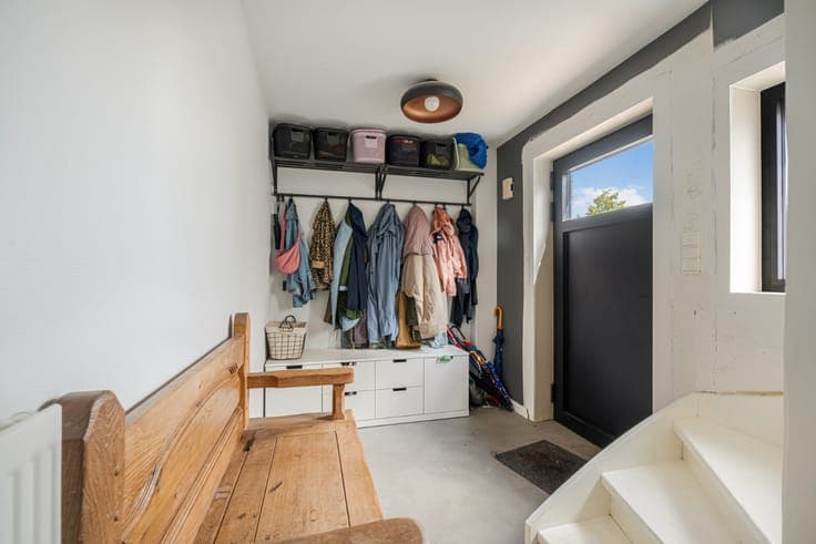 Very spacious, ready-to-move-in family home with a pleasant