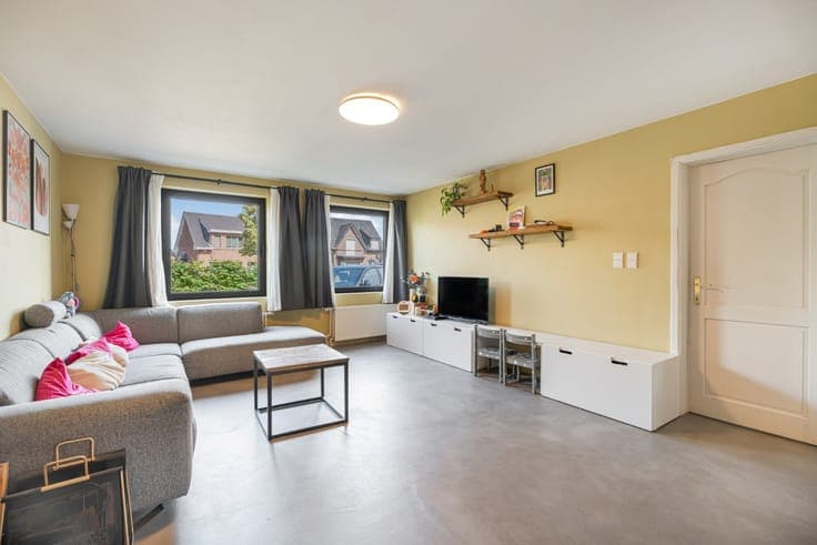 Very spacious, ready-to-move-in family home with a pleasant